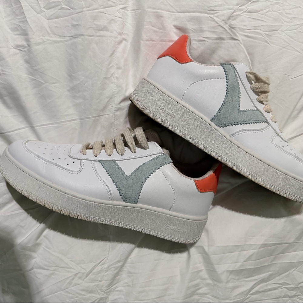 White, coral and blue women’s Victoria sneakers